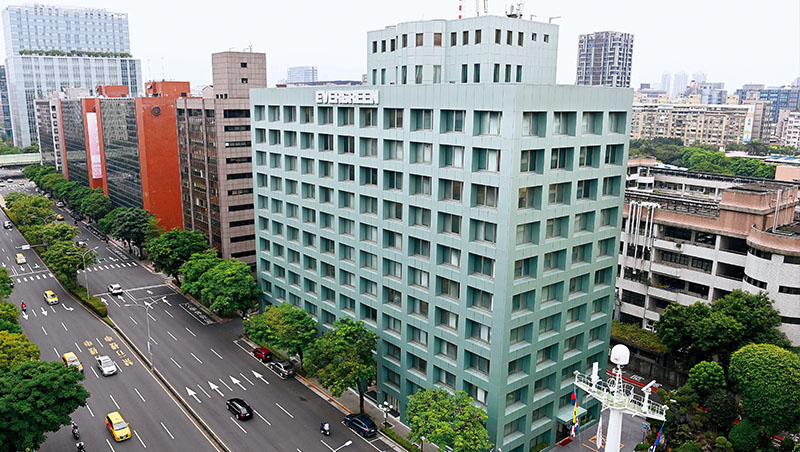 位於台北市民生東路2段的長榮海運大樓，綠色的外牆與長榮的商標色調互相輝映。如今，大樓裡的樓層被兩派人馬一分為二，是這場經營權爭奪戰的縮影